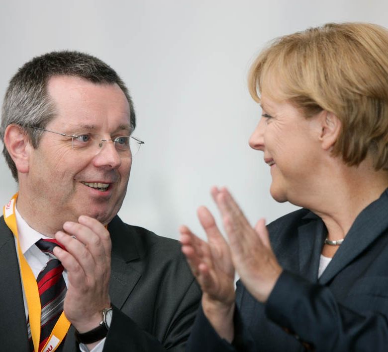 EINEN BLICK HINTER DIE KULISSEN